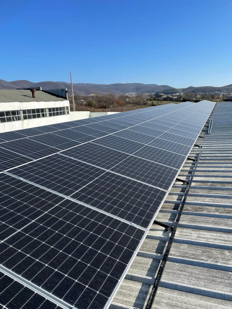 Panneaux solaires photovoltaïques installés sur le toit d'une entreprise pour produire de l'électricité renouvelable.