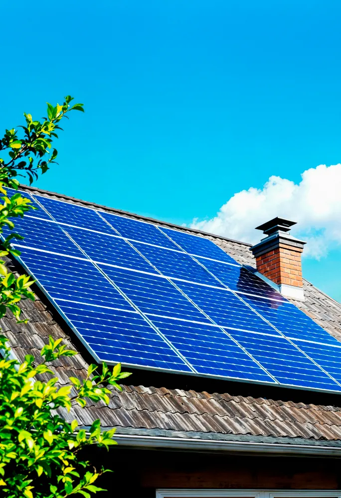 Panneaux solaires photovoltaïques installés sur la toiture d'une maison individuelle en Martinique
