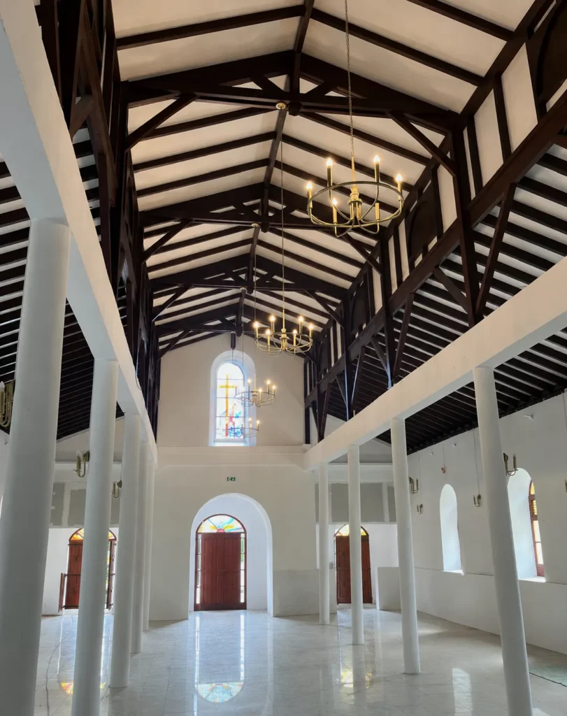 Eclairage et instalation dans la nef d'une grande structure ou église en Martinique